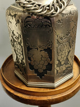 Charger l'image dans la galerie, Exceptionnelle grande chane Valaisanne en étain.  D'époque Art déco . Fabriqué et gravé par A Wallner en 1931 . Probablement un artiste autrichien des école d'art de Vienne
