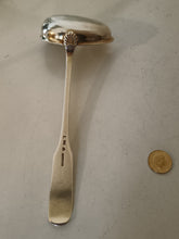 Charger l'image dans la galerie, Cuillère à sauce , Finlande milieu XIXÈME en argent massif daté 1851. Période système poinçon Suédois. 51g

