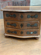 Charger l'image dans la galerie, Commode galbée de maîtrise , Louis XV Bernoise
