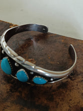 Charger l'image dans la galerie, Bracelet  amérindiens en argent Sterling 0,925 et cabochon en verre turquoise.
