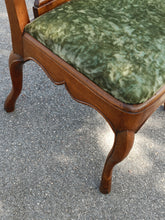 Charger l&#39;image dans la galerie, Chaise l&#39;époque Louis XV en noyer massif
