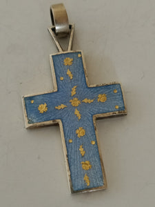 Croix en argent et émail bleu claire, décors or fin.