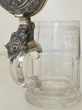 Charger l&#39;image dans la galerie, Chope à bière en cristal taillé et métal argenté . Félée
