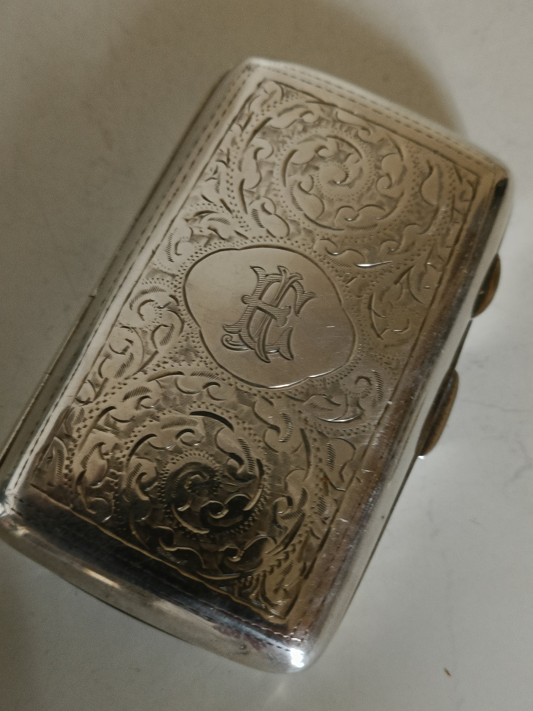 Boîte en argent Sterling Anglais guillochée, Birmingham 1915 avec monogramme.