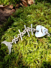 Charger l'image dans la galerie, Curieux pendentif squelette de poisson en argent massif , vers 1970
