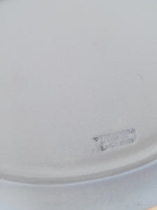 Wedgwood petit plateau en porcelaine biscuit bleu , décors fin .