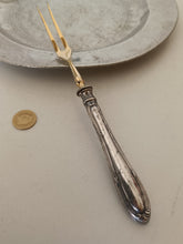 Charger l'image dans la galerie, Fourchette de service manche argent massif 0,835 Allemand. Pour viande froide , hors d'oeuvre, fruit etc.
