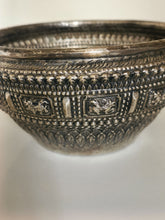 Charger l&#39;image dans la galerie, Laos XIXE bol en argent repoussé à décors traditionnelles. Argent massif
