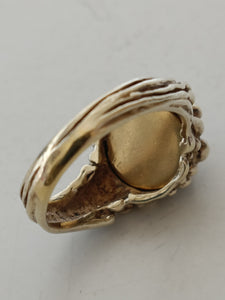 Bague en argent doré moderniste et cabochon lapis Lazuli. Dans la goûts de Gilbert albert. Poinçon maître ZW à identifier.
