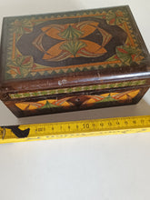 Charger l'image dans la galerie, Ravissant coffret craft 1920-1930 peint à la main avec ses motifs géométriques. Parfait état. Sans clé!
