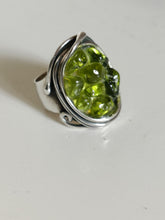 Charger l'image dans la galerie, Bague moderne espagnol en argent Sterling et verre de couleur
