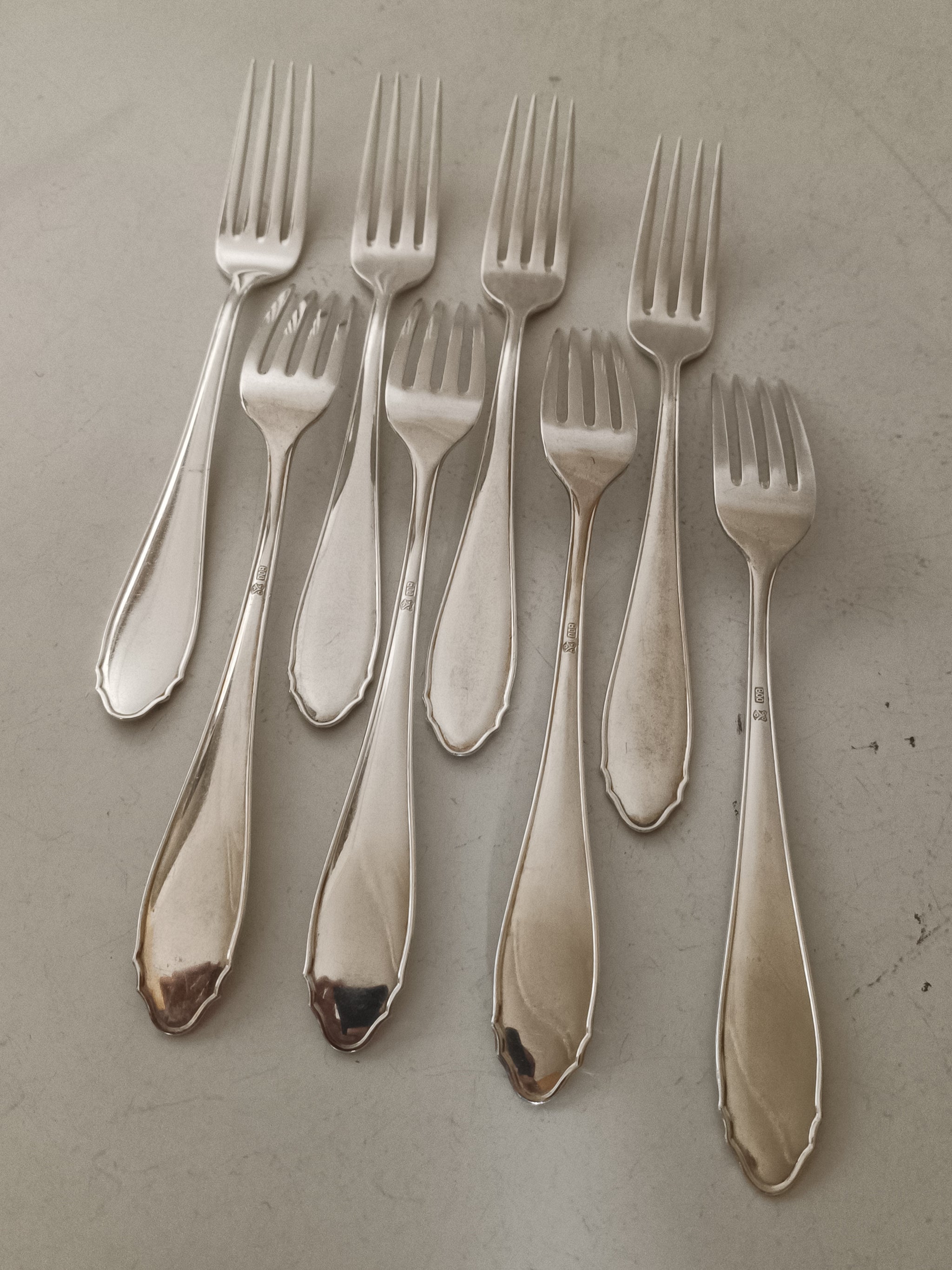 Suite de 9 fourchettes en argent modèle filet uniplat et une cuillère à