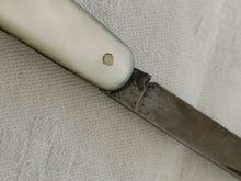 Charger l'image dans la galerie, Curdts Nacht Solingen, rare petit couteau de poche avec manche nacre et lame acier haute qualité ! 3 outils en parfait état. Pour connaisseur !
