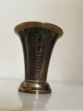 Charger l&#39;image dans la galerie, Ravissant mini vase en dinanderie début Xxème, ciselé noirci et gravé à l&#39;acide . Décors costume  traditionnelle.

