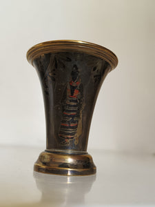 Ravissant mini vase en dinanderie début Xxème, ciselé noirci et gravé à l'acide . Décors costume  traditionnelle.