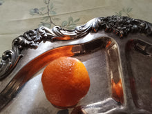 Charger l&#39;image dans la galerie, Grand centre de tables pivotant à servir Anglais, en métal argenté. 2 partie
