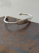 Charger l'image dans la galerie, Bracelet Jonc en argent massif , travail probablement malgache début XXÈME poinçon crabe importation française XXÈME. Poids 16 grammes.
