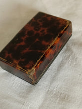 Charger l'image dans la galerie, Petite boîte à tabac à priser boule , d'époque XVIIIE Louis XIV /Louis XV en marqueterie écaille et incrustation étain
