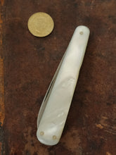 Charger l'image dans la galerie, Curdts Nacht Solingen, rare petit couteau de poche avec manche nacre et lame acier haute qualité ! 3 outils en parfait état. Pour connaisseur !
