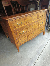 Charger l'image dans la galerie, Commode suisse d'époque Louis XVI en noyer massif , avec incrustations de marqueterie.
