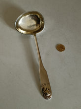 Charger l'image dans la galerie, Cuillère à sauce , Finlande milieu XIXÈME en argent massif daté 1851. Période système poinçon Suédois. 51g

