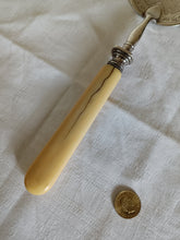 Charger l'image dans la galerie, Pèle à gâteau en métal argenté et guillochée fin XIXÈME.
