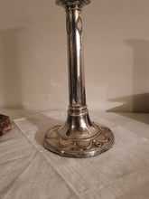 Charger l'image dans la galerie, Bougeoir art nouveau anglais en cuivre argenté vers 1900
