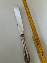 Charger l'image dans la galerie, Jezler Schilf ( roseau) couteau à tarte ou gâteau manche argent massif 0.800 et lame inox
