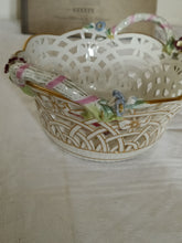 Charger l'image dans la galerie, KPM vieux Berlin, corbeille en porcelaine ajouré et peinte à la main. Décors de fleurs de grandes finesses.  Parfait état,

