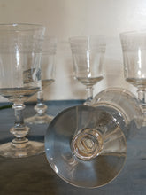 Charger l&#39;image dans la galerie, Série de 5 verres  à vins ancien ,en verre soufflé et gravé à l&#39;acide
