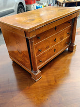 Charger l&#39;image dans la galerie, Ravissante petite commode de maîtrise Empire à colonne pleine Biedermeier XIX ème. Transformé en coffret à bijoux. Avec deux clés.
