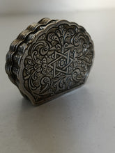 Charger l&#39;image dans la galerie, Une tabatière Argent repoussée et ciselée Turquie, fin du XIXe siècle, Empire Ottoman
