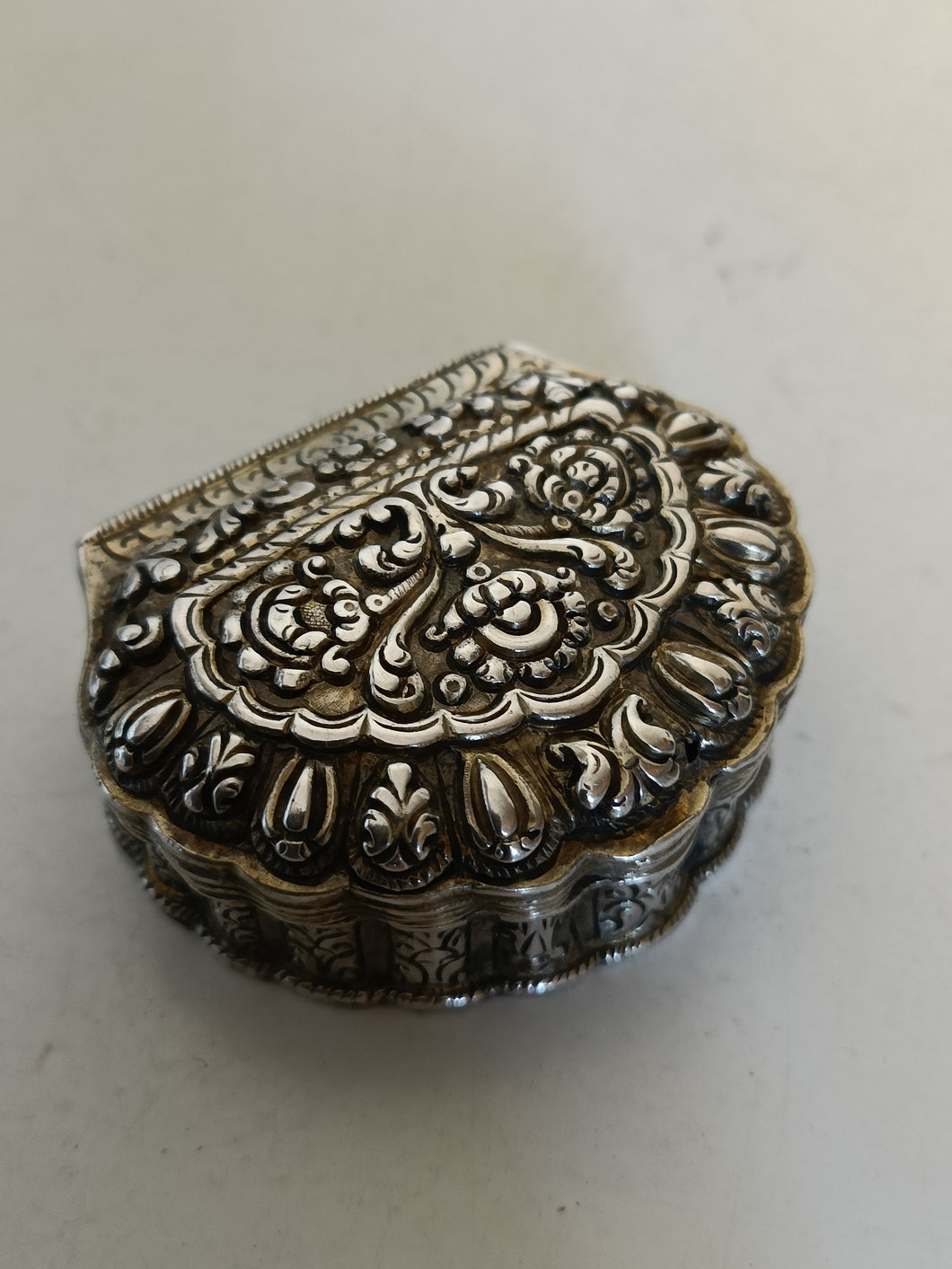Une tabatière Argent repoussée et ciselée Turquie, fin du XIXe siècle, Empire Ottoman
