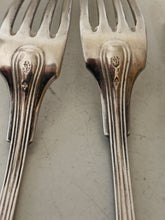 Charger l'image dans la galerie, Genève fin XVIIIÈME début XIXÈME série de 5 fourchettes entre mets en argent massif . Modèle filet violon , orfèvre PA à identifier. Poinçon de contrôle Genève. 196g
