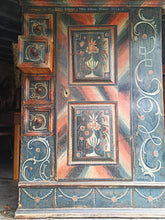 Charger l'image dans la galerie, Rarissime petite armoire de mariage  Appenzelloise peinte
