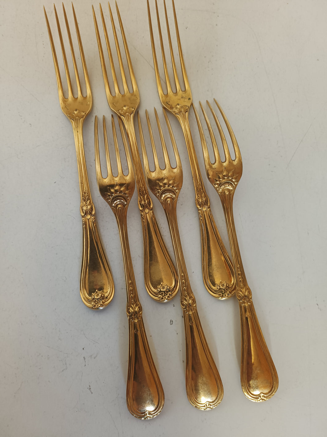 Christofle argenté et vermeil, série de 6 fourchettes à entre mets.