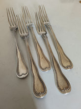 Charger l'image dans la galerie, Genève fin XVIIIÈME début XIXÈME série de 5 fourchettes entre mets en argent massif . Modèle filet violon , orfèvre PA à identifier. Poinçon de contrôle Genève. 196g
