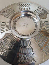 Charger l'image dans la galerie, Plat à gâteau ajouré rond en métal argenté Anglais.
