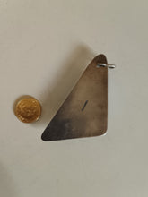 Charger l'image dans la galerie, Pendentif contemporain en argent et pierre vers 1960
