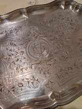 Charger l&#39;image dans la galerie, Boulanger à Paris , grand plateau en métal argenté style Louis XV fait au XIXÈME. Trace d&#39;usure du temps ! Belle patine ...
