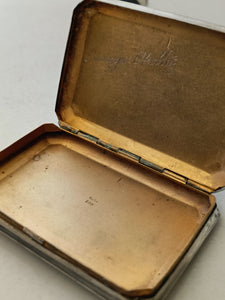 Boîte en argent 0.800 guillochée,début XXÈME. Intérieur vermeil. Parfait état .