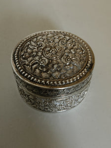 Petite boîte ronde en argent repoussé et guillochée, probablement région Turquie, Iran,
