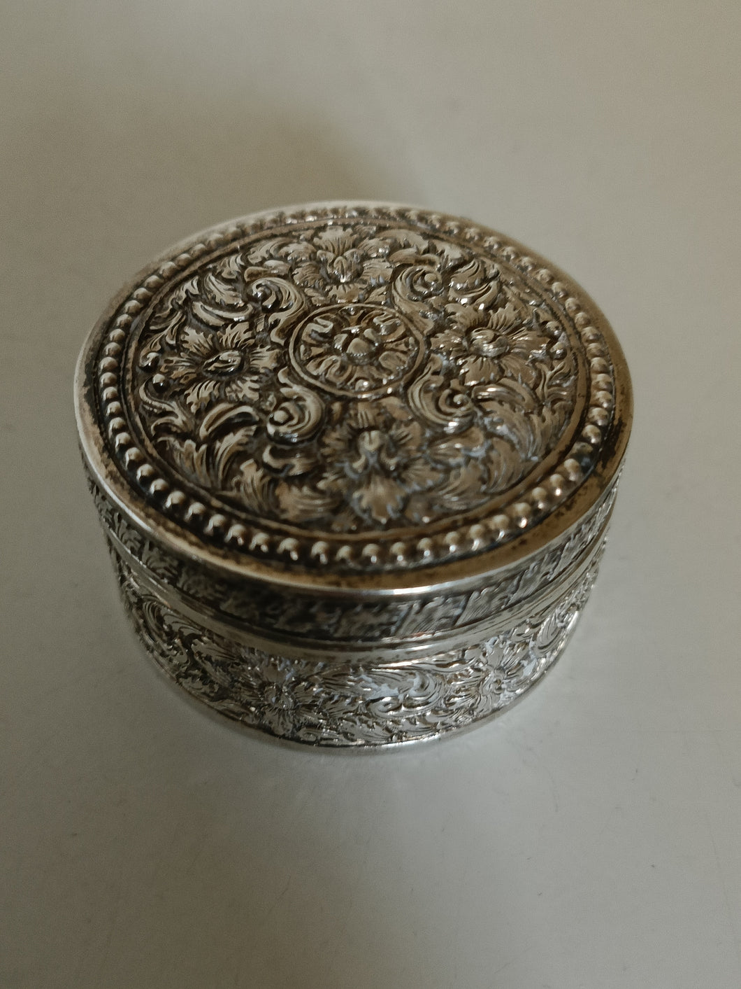 Petite boîte ronde en argent repoussé et guillochée, probablement région Turquie, Iran,
