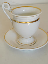 Charger l&#39;image dans la galerie, Vieux Paris tasses à café et sous coupe en porcelaine peinte à l&#39;or fin . Réparation à la anse . Milieu xixème

