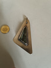 Charger l'image dans la galerie, Pendentif contemporain en argent et pierre vers 1960
