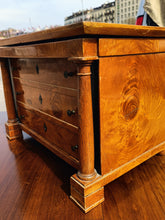 Charger l&#39;image dans la galerie, Ravissante petite commode de maîtrise Empire à colonne pleine Biedermeier XIX ème. Transformé en coffret à bijoux. Avec deux clés.
