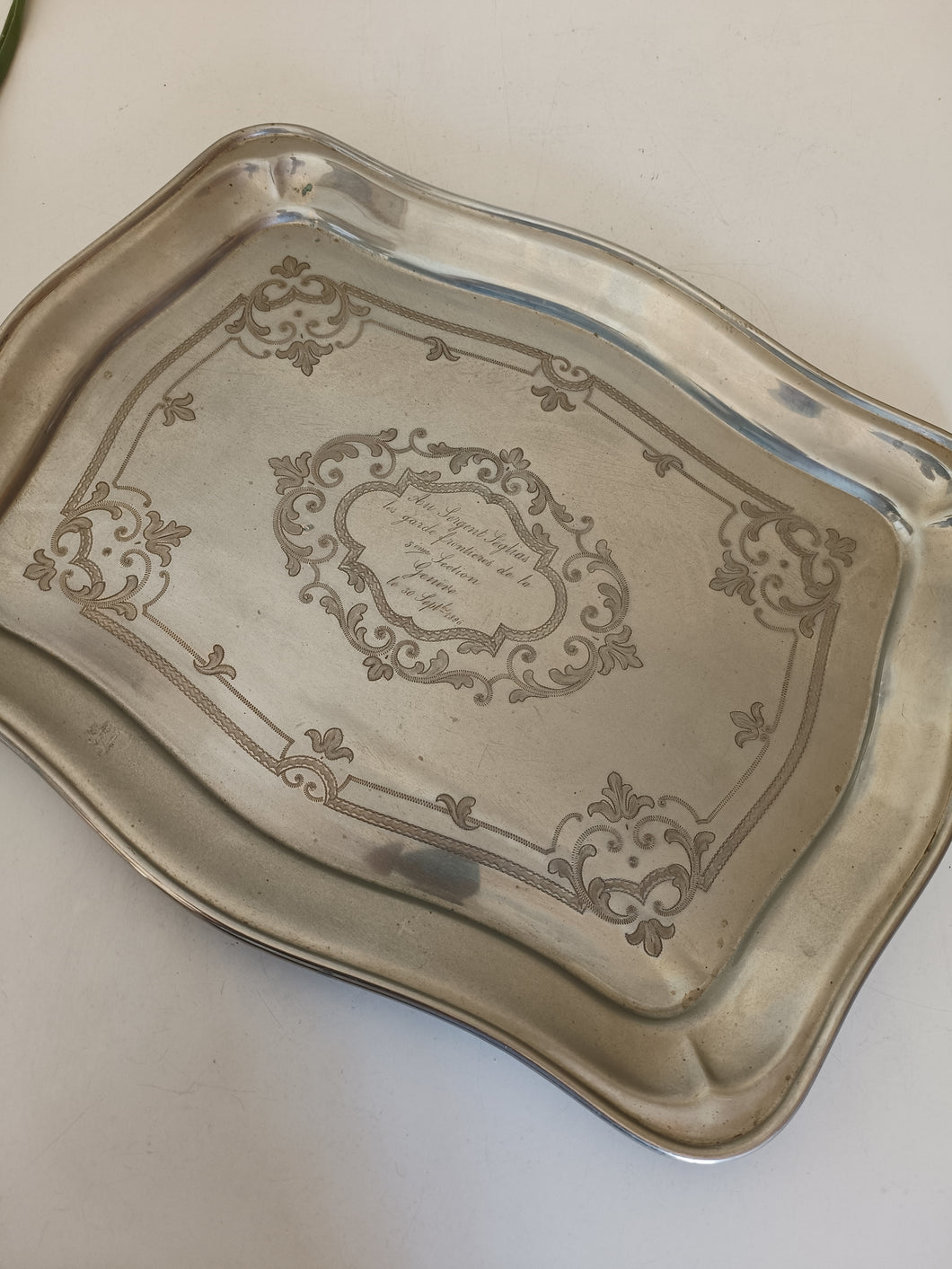 Plateau en Maillechort guilloché main ,fin XIXÈME offert au garde frontière de Genève.