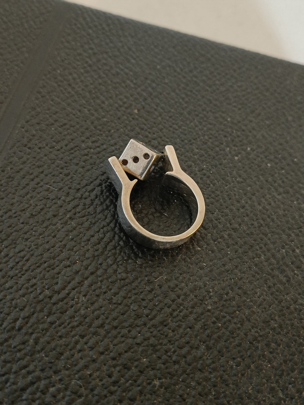 Bague dé de jeux en argent