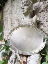 Charger l&#39;image dans la galerie, Grand plateau festoné et guilloché en argent massif. Autriche Hongrie fin XIXÈME poinçon titre argent 0.750 en parfait état poids 1200g
