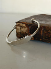Charger l'image dans la galerie, Bracelet Jonc en argent massif , travail probablement malgache début XXÈME poinçon crabe importation française XXÈME. Poids 16 grammes.
